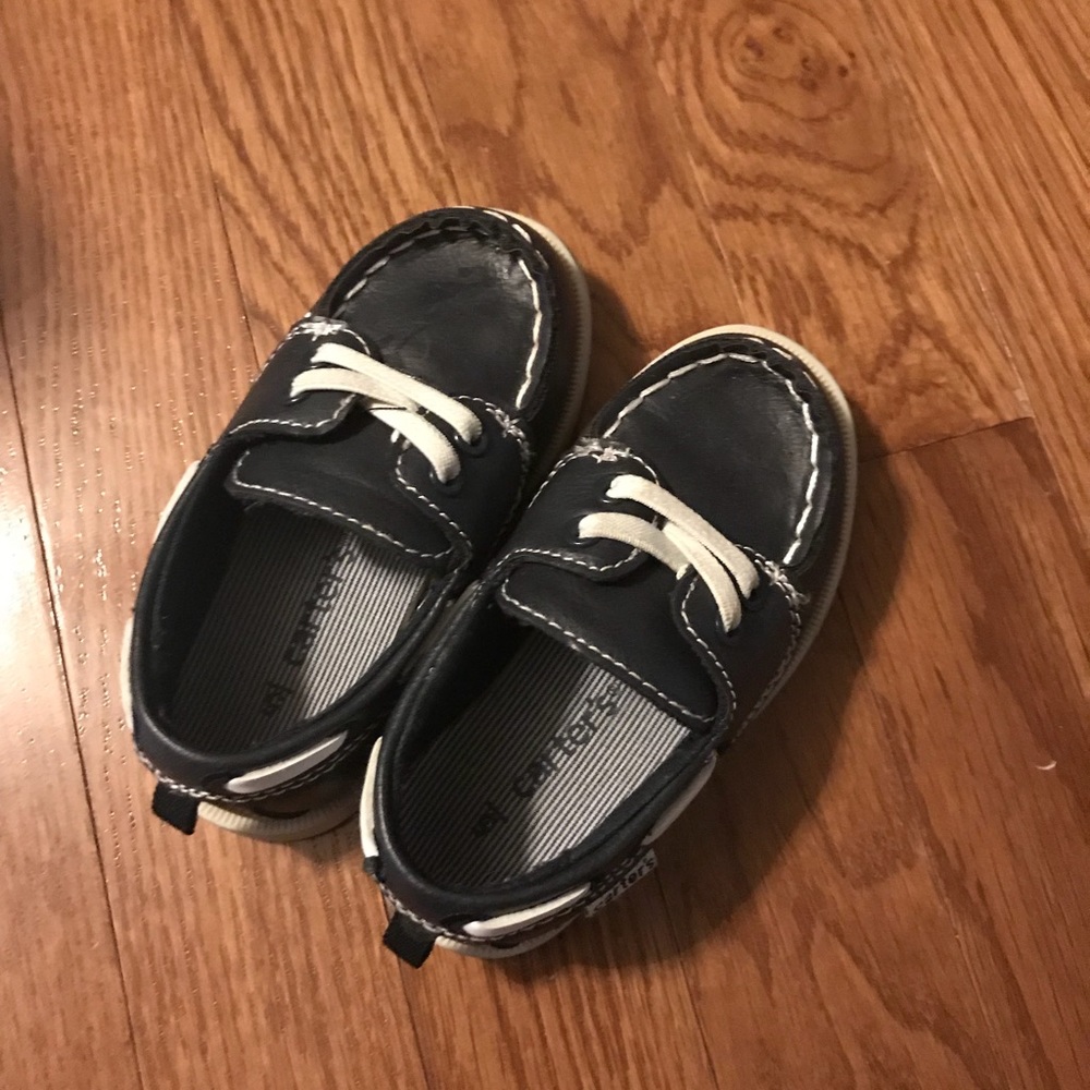 Carters boy boat shoes size 5 like new